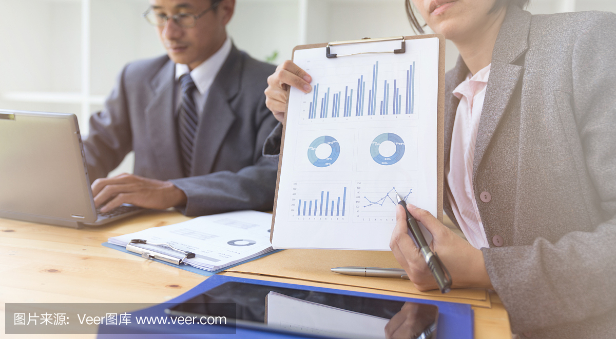 商務人員出席專業投資者的創業項目。財務經理會議和討論分析數據的圖表和圖表顯示的結果。企業財務和營銷理念